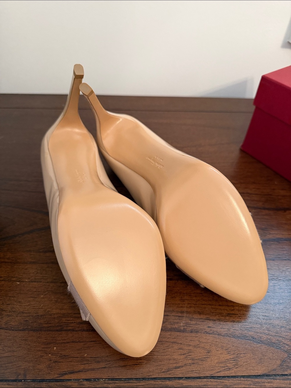 Salvatore Ferragamo Nude Patent Vara Bow Pointed Toe Pumps - Picture 4 of 4
